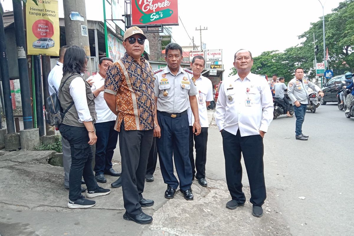 Wakil Wali Kota Semarang Iswar Aminuddin saat meninjau lokasi kecelakaan di Jalan Prof Hamka atau kawasan Silayur, Ngaliyan, Kota Semarang.