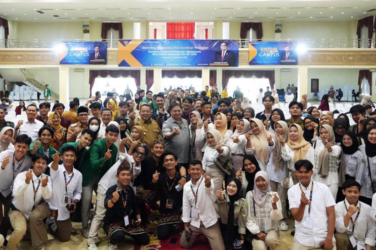 Menko Perekonomian Airlangga Hartanto bersama ratusan mahasiswa dalam acara Ekon Goes To Campus.
