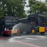 Cuaca Panas di Solo, Water Cannon Polresta Solo Siram Jalan Agar Sejuk