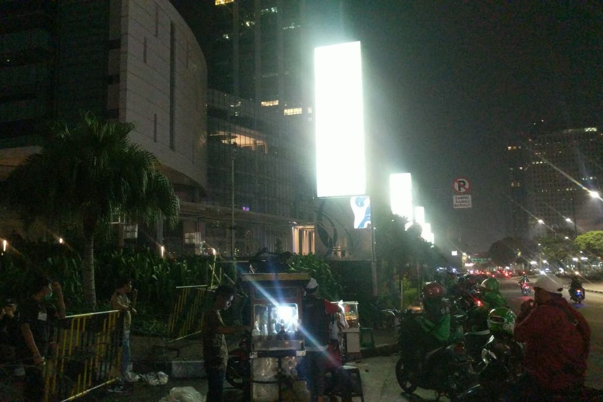 Kondisi pasca-kerusuhan demo pelajar dan mahasiswa di depan Mal Senayan City, Jakarta Pusat pada Senin (30/9/2019) malam.