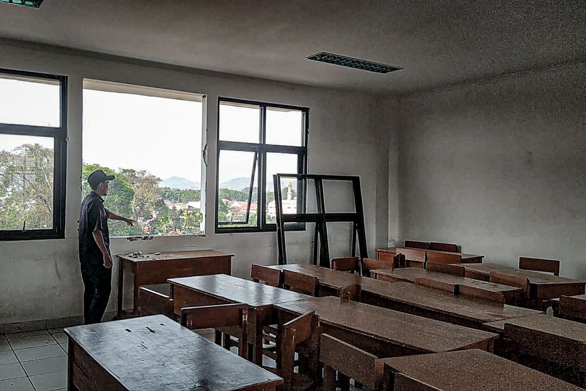 Bangunan ruang kelas SDN Baros Mandiri 3 Cimahi di Kelurahan Baros, Kota Cimahi, Jawa Barat hancur disapu angin kencang pada Selasa (31/10/2023).