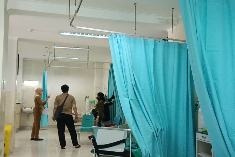Ruangan IGD Gedung Satu, RSU Tangerang Selatan yang dipenuhi korban kecelakaan bus Tegal, Senin (8/5/2023).