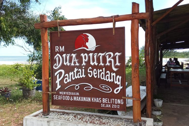 Papan nama rumah makan di Pantai Serdang, Belitung Timur, Kepulauan Bangka Belitung, Sabtu (17/2/2024).