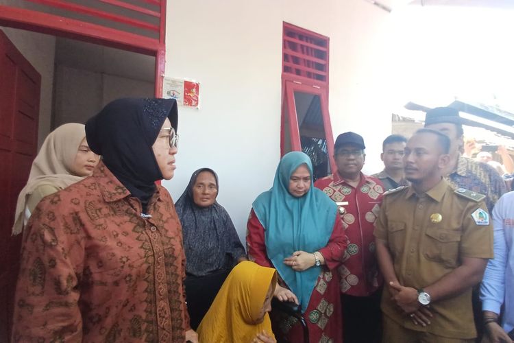 Menteri Sosial Tri Rismaharini saat berbincang dengan Kepala Desa Jeumpa Glumpang, Aceh Utara, Rabu (29/5/2024).