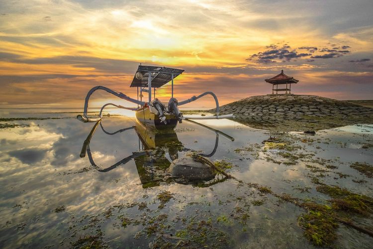 Ilustrasi Pantai Sanur di Kota Denpasar, Bali.