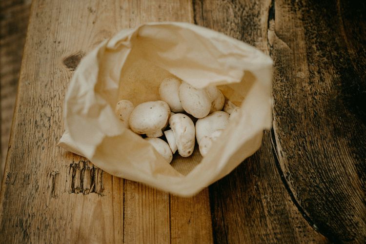 Ilustrasi jamur dimasukkan ke paper bag (kantong kertas).