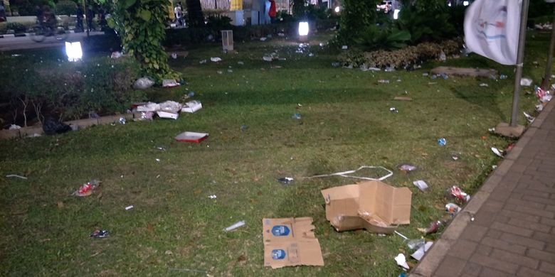 Sampah berserakan usai relawan merayakan pelantikan Presiden RI Joko Widodo dan Wakil Presiden Maruf Amin di kawasan Monas, Jakarta Pusat, Minggu (20/10/2019). Petugas PPSU dan petugas kebersihan Dinas Lingkungan Hidup membersihkan sampah-sampah tersebut.