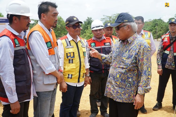 Menteri PUPR Basuki Hadimuljono meninjau pekerjaan peningkatan/preservasi ruas Jalan Nasional Pomalaa-Wolulu sepanjang 32 km di Sulawesi Tenggara, Rabu (8/3/2023).