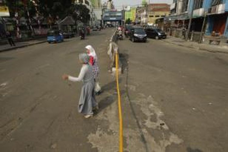 Kondisi Jalan Kebon Jati, Pasar Tanah Abang, Jakarta, Senin (12/8/2013). Pemerintah Provinsi DKI Jakarta telah melakukan penertiban terhadap lapak-lapak pedagang kaki lima (PKL) penyebab kemacetan di kawasan tersebut dan merelokasi pedagang ke Blok G Pasar Tanah Abang.