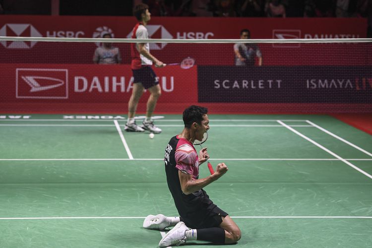 Pebulu tangkis tunggal putra Indonesia Jonatan Christie meluapkan ekspresi kemenangannya atas pebulu tangkis tunggal putra China Shi Yu Qi dalam babak semifinal turnamen Daihatsu Indonesia Masters 2023 di Istora Gelora Bung Karno, Senayan, Jakarta, Sabtu (28/1/2023). Jonatan Christie melaju ke final usai mengalahkan Shi Yu Qi dengan skor akhir 21-13, 15-21 dan 21-19. 