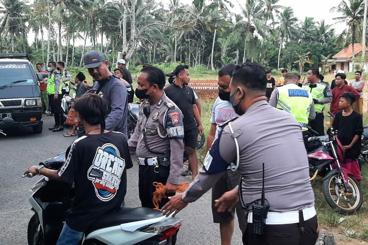 Polisi mengamankan puluhan pemuda saat melakukan aktivitas balap liar di Jalan Desa Cempaka, Kecamatan Pasongsongan, Kabupaten Sumenep. 