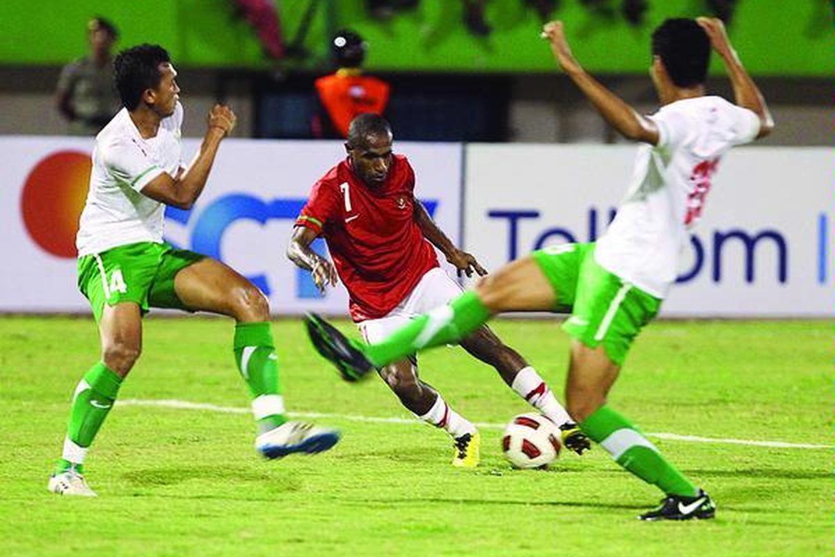 Pemain timnas U-23, Nanak Wahyu (kiri) dan Abdurrahman (kanan), berusaha menghalangi pergerakan pemain timnas senior, Boaz Solossa, dalam laga uji coba di Stadion Manahan, Solo, Jawa Tengah, Kamis (18/8/2011).