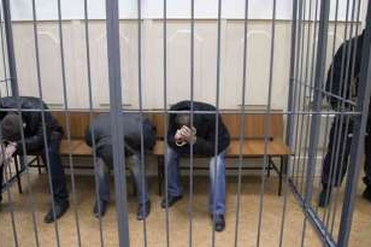 Tiga tersangka kasus pembunuhan diadili di sebuah pengadilan di Moskwa, Rusia (Foto: ilustrasi). Rusia akan kembali memberlakukan kerja paksa sebagai hukuman pidana mulai pada 1 Januari 2017.
