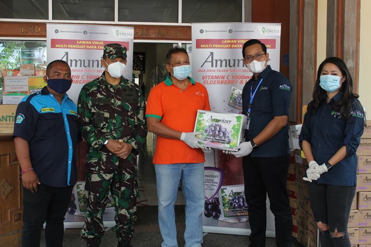 Penyerahan paket bantuan kesehatan olehYayasan Enesis Indonesia Elkana Lewerissa kepada Wakil Direktur RSUD Wangaya Anak Agung Putra Dhyana, di RSUD Wangaya, Denpasar, Bali.