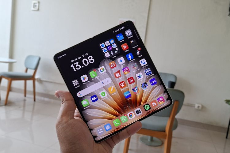Bagian depan Oppo Find N5 ketika dibentangkan. Ponsel ini mengusung layar utama Foldable LTPO OLED 8,12 inci, 2.248 x 2.480 piksel, refresh rate 120 Hz, brightness 2.100 nit, HDR10 Plus, dan Dolby Vision.