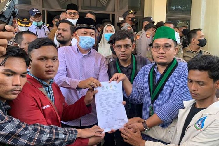 Puluhan mahasiswa yang menamakan diri Aliansi Cipayung Plus Lhokseumawe dan Aceh Utara menggelar aksi demonstrasi di Gedung DPRD Lhokseumawe, Senin (11/4/2022).