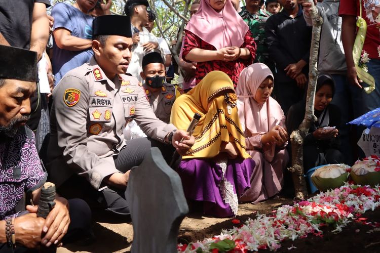 Suasana pemakaman Rifki yang menjadi korban kericuhan di Stadion Kanjuruhan Malang. 