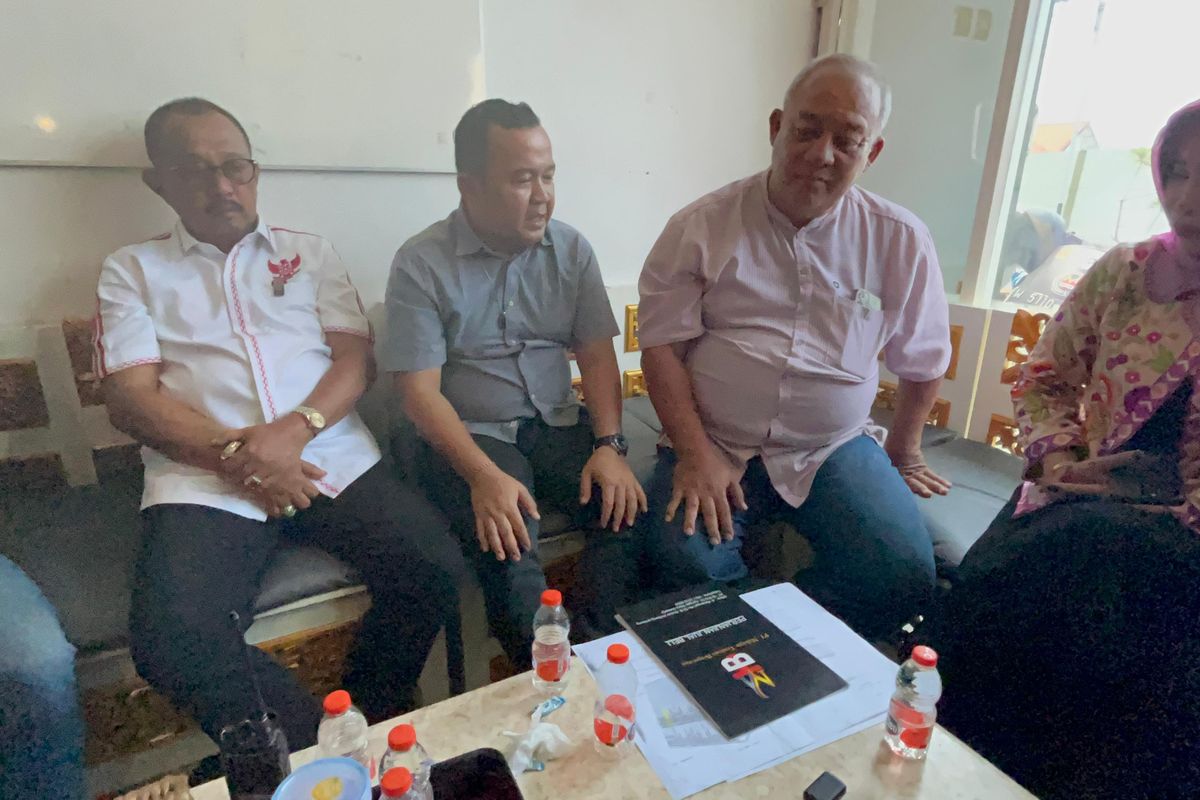 Suasana sidak yang dilakukan Wakil Walikota Surabaya Armuji bersama Wakil Bupati Sidorajo, Mimik Idayana atas dugaan kasus penipuan tanah kavling yang berlokasi di Dusun Alas Tipis, Desa Pabean, Kecamatan Sedati, Kabupaten Sidoarjo, Kamis (21/8/2025).