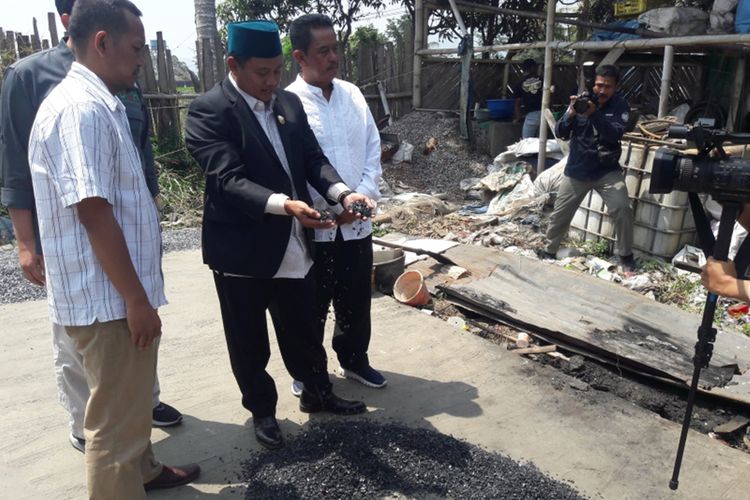 Wakil Gubernur Jawa Barat Uu Ruzhanul Ulum melihat sampah plastik hasil olahan yang tengah dijemur sebelum dijual di Bank Sampah Hade Jaya di Desa Cintaaasih, Kecamatan Samarang, Minggu (22/09/2019)