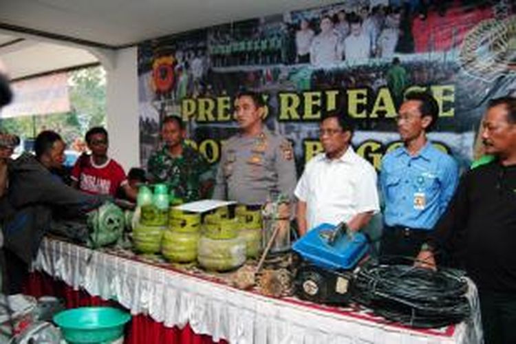 Kapolres Bogor AKBP Suyudi Ario Seto saat menggelar konferensi pers hasil penertiban penambang ilegal di areal PT Aneka Tambang (Antam) Gunung Pongkor, Kecamatan   Nanggung, Kabupaten Bogor, Sabtu (19/9/2015). Dalam penertiban tersebut, petugas juga mengamankansejumlah barang bukti yang digunakan gurandil untuk mendapatkan emas secara ilegal. K97-14