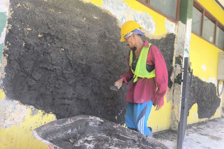 Para pekerja melanjutkan perbaikan gedung Sekolah Rakyat di Jalan Jokotole Indah no. 207-208 Pamekasan, Minggu (13/7/2025)