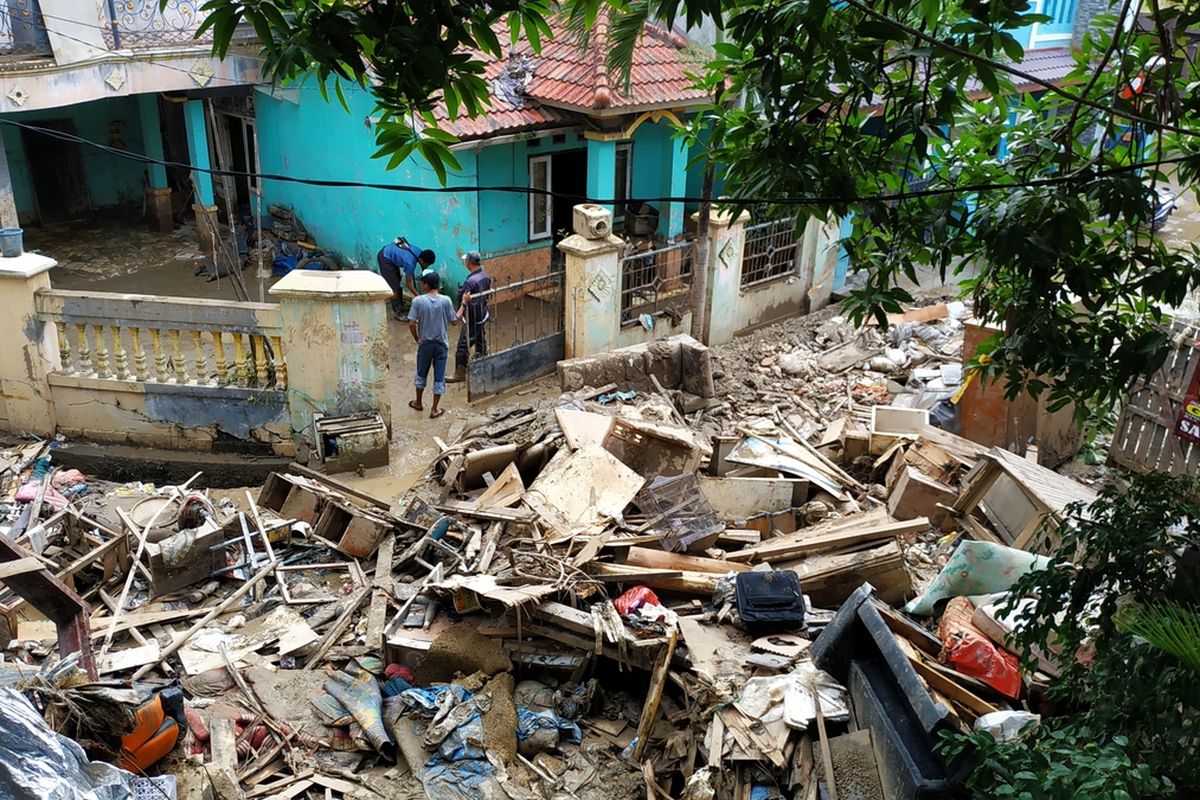 Puing dan perabotan rumah tangga tampak kacau berlumur lumpur di perumahan Kemang Ifi, Jatiasih yang berada tepat di tepi Kali Bekasi usai digempur banjir pada Rabu (1/1/2020).