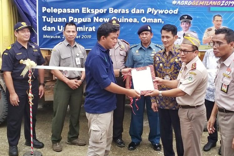 Kepala Balai Besar Uji Standar Karantina Pertanian Sriyanto memberikan serifikat pelatihan Argo Gemilang kepada calon eksportir di Merauke, Papua, Kamis (28/3/2019).