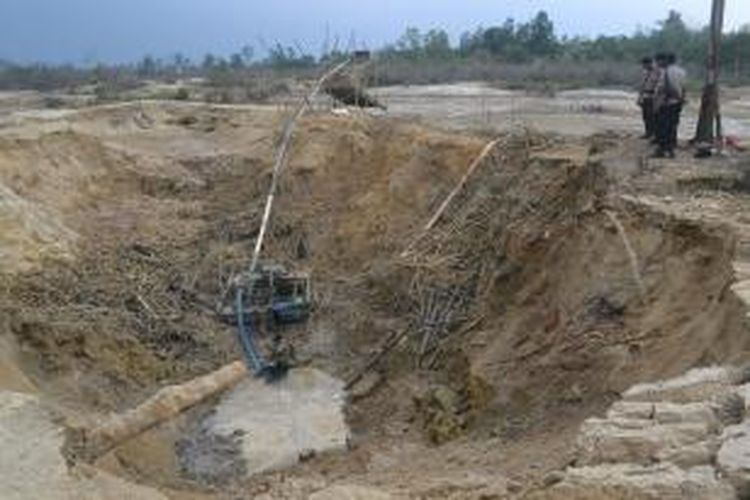 Beberapa aparat bersenjata lengkap saat menertibkan salah satu lokasi tambang emas liar di kelurahan Sagatani, Kecamatan Singkawang Selatan, Singkawang, Kalimantan Barat (8/10/2013)