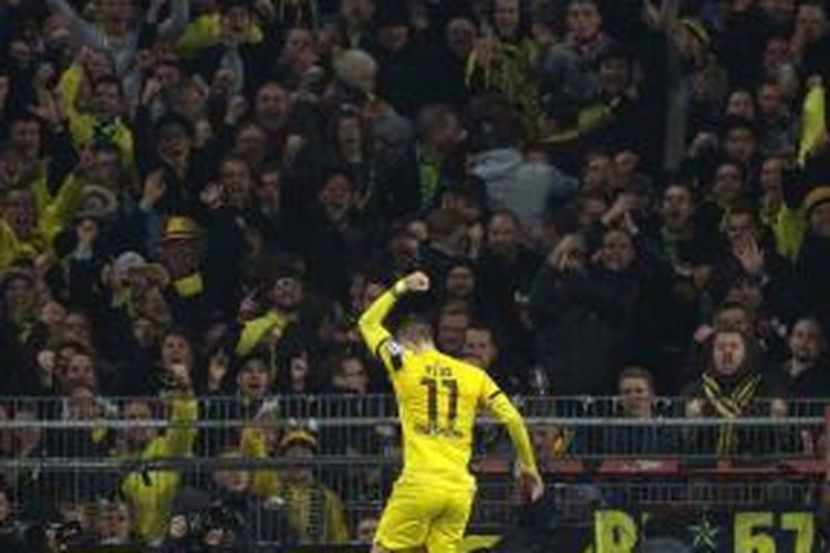 Pemain Borussia Dortmund, Marco Reus, saat melakukan selebrasi seusai mencetak gol ke gawang St Pauli pada lanjutan DFB Pokal di Millerntor-Stadion, Selasa atau Rabu (29/10/2014) dini hari WIB. Dortmund menang 3-0 pada pertandingan tersebut. 