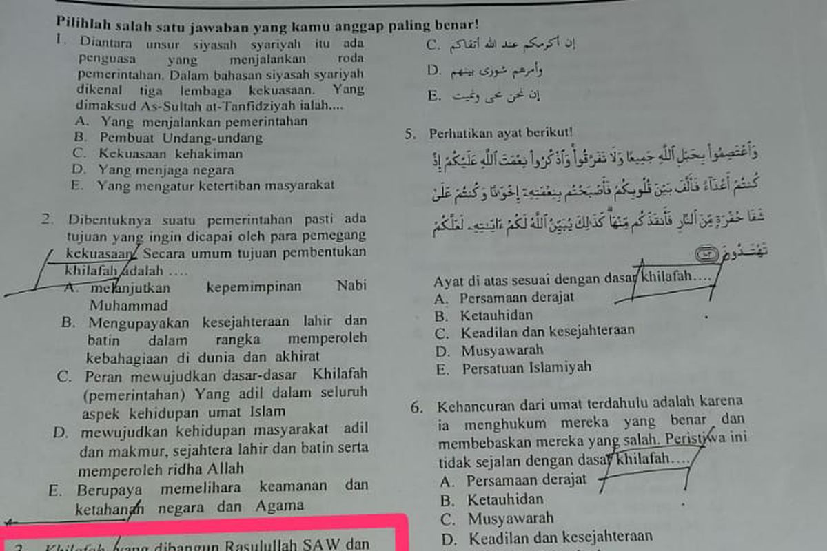 Lembar soal ujian madrasah aliyah di Kabupaten Kediri, Jawa Timur, yang dituding bermuatan ajaran khilafah. 