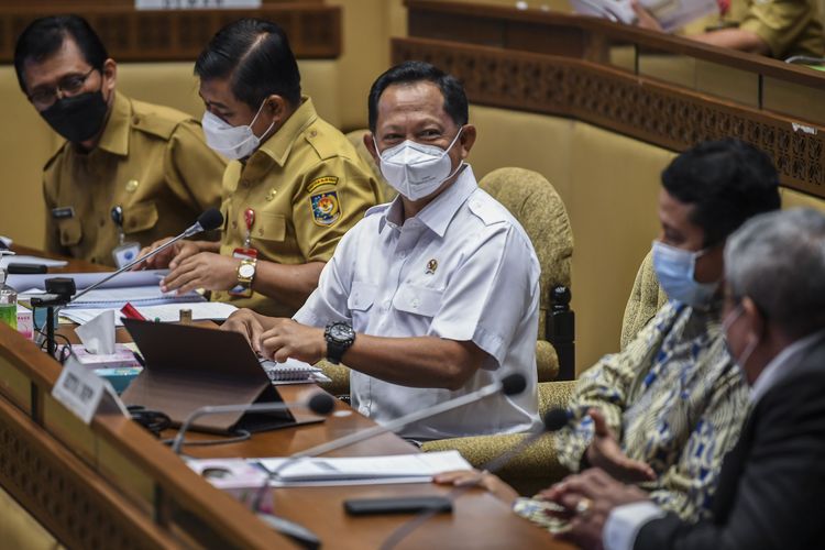 Menteri Dalam Negeri Tito Karnavian (tengah) bersiap mengikuti rapat kerja dengan Komisi II DPR, di Kompleks Parlemen, Senayan, Jakarta, Selasa (5/4/2022). Raker itu membahas evaluasi pelaksanaan program dan anggaran tahun 2021. ANTARA FOTO/Galih Pradipta/rwa.