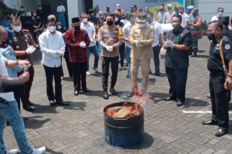 BNN (Badan Narkotika Nasional) Kota Malang bersama Polresta Malang Kota menggelar pemusnahan barang bukti narkoba di halaman Kantor BNN Kota Malang pada Selasa (5/4/2022) siang.