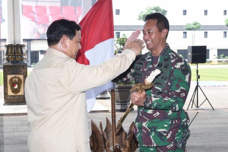 Menteri Pertahanan (Menhan) Prabowo Subianto memberikan pengarahan kepada peserta apel terpusat yang dipimpin Kepala Staf Angkatan Darat (KSAD) Jenderal TNI Andika Perkasa di Mabes TNI Angkatan Darat, Jakarta, Kamis (4/11/2021).