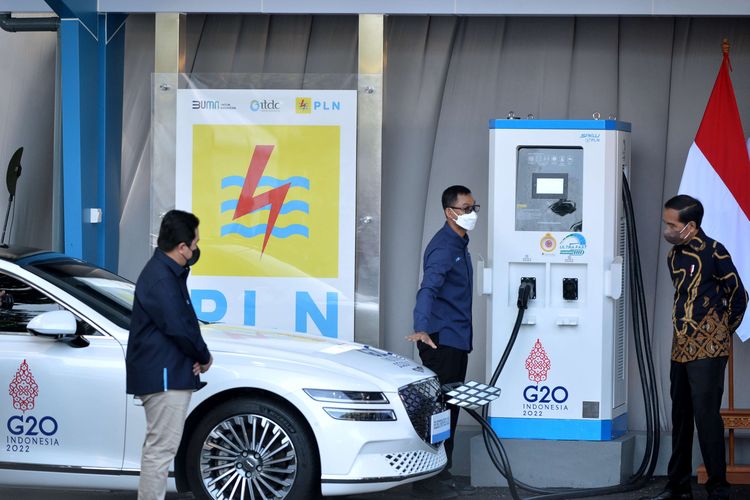 Presiden Joko Widodo (kanan) dan Menteri BUMN Erick Thohir (kiri) mendapatkan penjelasan dari Direktur Utama PLN Darmawan Prasodjo (tengah) saat peresmian Stasiun Pengisian Kendaraan Listrik Umum (SPKLU) Ultra Fast Charging di Central Parking Nusa Dua, Badung, Bali, Jumat (25/3/2022). Presiden Jokowi meresmikan SPKLU Ultra Fast Charging 200 kW pertama di Indonesia yang disiapkan untuk mengisi daya kendaraan listrik saat Konferensi Tingkat Tinggi (KTT) G20 di Bali.