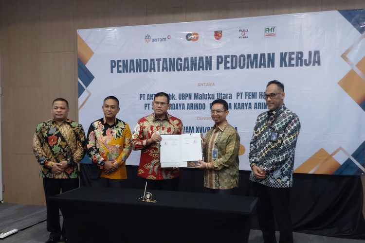 PT Aneka Tambang Tbk (Antam) bersama anak usahanya, PT Nusa Karya Arindo (NKA), PT Sumberdaya Arindo (SDA), dan PT Feni Haltim (FHT) menandatangani pedoman kerja (domker) dengan Komando Daerah Militer (Kodam) XVI/Pattimura di Jakarta, Kamis (30/11/2023).