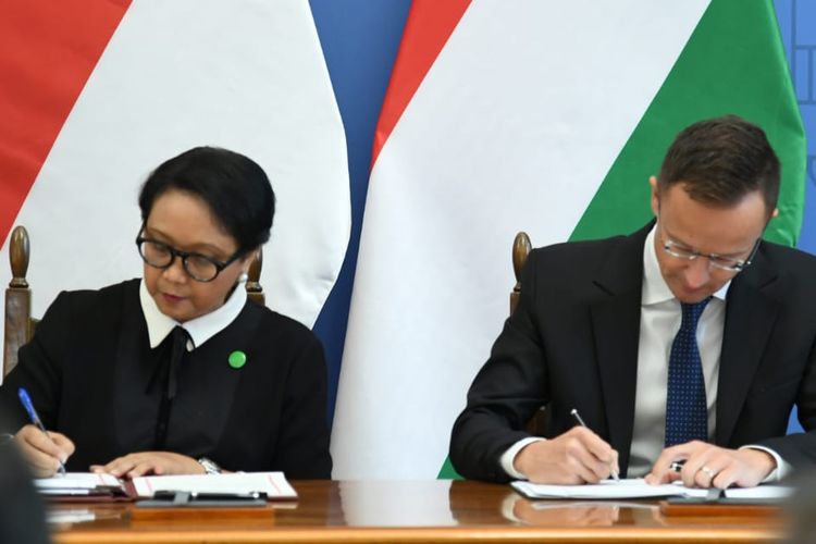 Menteri Luar Negeri RI dengan Menteri Luar Negeri dan Perdagangan Hongaria, Péter Szijjártó menandatanganani MoU dalam bidang pendidikan vokasi dan pelatihan, di Budhapest, Hungaria, Selasa (17/9/2019)