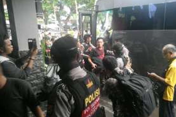 Pasca kebakaran markas Polda Sulselbar, sebanyak 72 tahanan dipindahkan ke Rumah Tahanan (Rutan) Klas 1 Makassar, Senin (25/4/2016) siang.