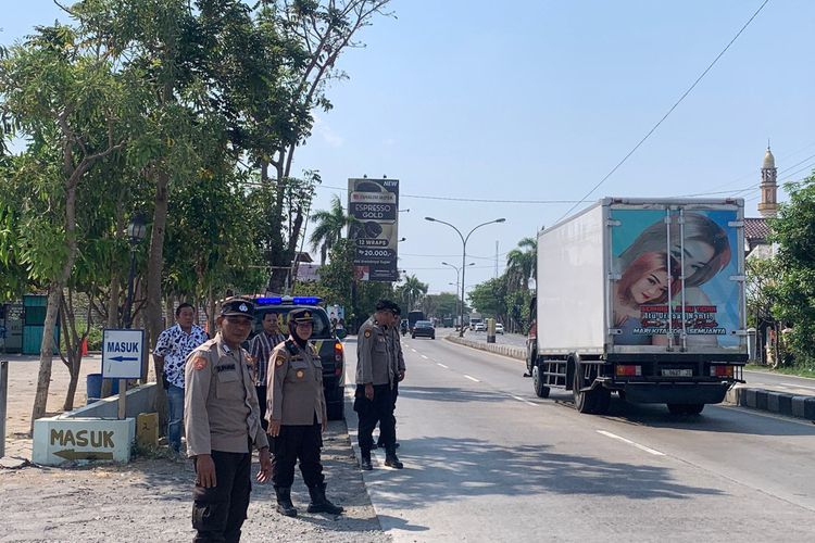 Usai insiden warga dikeroyok oknum suporter Gresik United di Kecamatan Babat, Lamongan, Jawa Timur, petugas kepolisian masih berjaga di beberapa titik pinggir jalan raya, Selasa (29/10/2024).