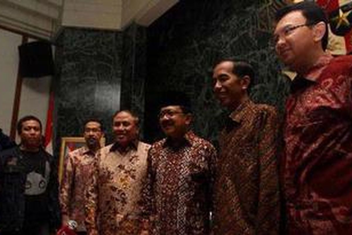 Wakil Gubernur DKI Jakarta Prijanto, Gubernur DKI Jakarta Fauzi Bowo, gubernur terpilih Joko Widodo dan wakil gubernur terpilih Basuki Tjahaja Purnama (kiri ke kanan) berpose seusai acara ramah tamah di Gedung Balai Kota, Jakarta, Jumat (5/10/2012). Dalam acara ini Fauzi Bowo memperkenalkan Jokowi beserta Basuki Tjahaja Purnama kepada pejabat di Pemerintah Provinsi DKI Jakarta serta sempat memperlihatkan ruang kerja gubernur kepada Jokowi. 