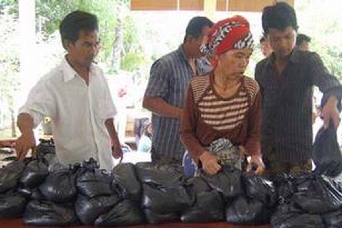 Warga Desa Larangan Tokol, Pamekasan, Madura, Jatim, Selasa (14/2/2012) ramai-ramai mengembalikan bantuan beras untuk rakyat miskin (Raskin) ke balai desa setempat, karena yang mereka terima tidak sesuai pagu raskin.