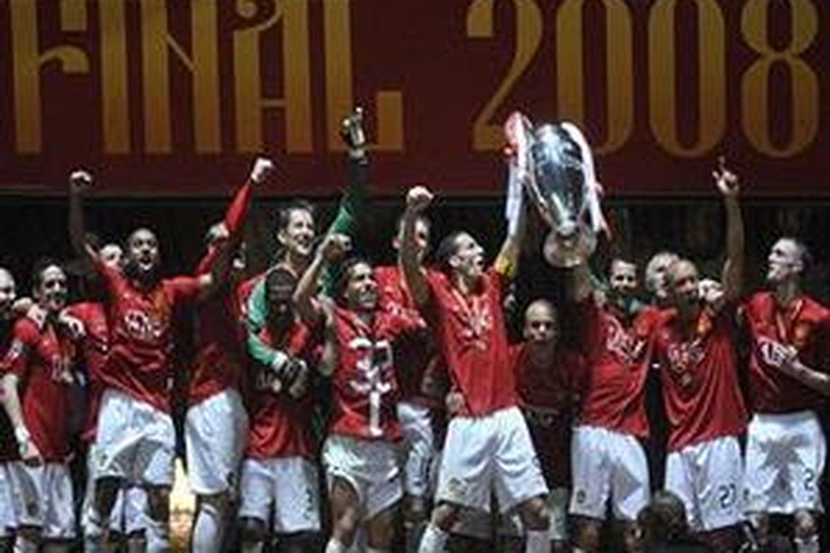 Para pemain MU bersorak gembira merayakan trofi Liga Champions 2007-08 yang mereka raih, setelah mengalahkan Chelsea.