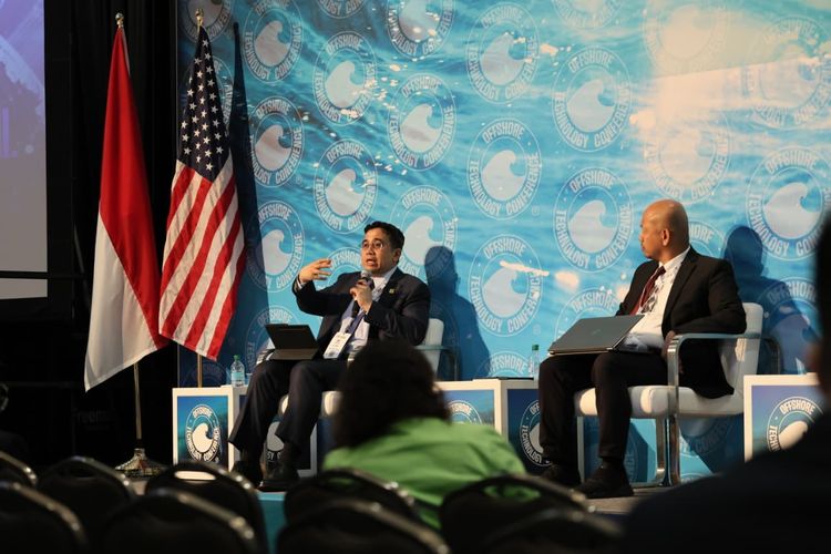 Wakil Direktur Utama Pertamina, Oki Muraza, bersama Senior Manager - Oilfield Development SKK Migas, Wilson Pariangan dalam sesi panel ?Indonesia Untapped and Frontier Resources? pada Offshore Technology Conference (OTC) Houston, menyampaikan potensi besar dan kesiapan Indonesia dalam pengembangan sektor hulu migas, sekaligus mengajak investor dan penyedia teknologi global untuk berkolaborasi.