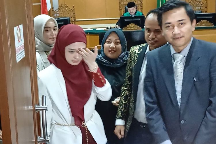 Inara Rusli keluar dari ruang sidang putusan perceraiannya dengan penyanyi Virgoun, di Pengadilan Agama Jakarta Barat, Jumat (10/11/2023).