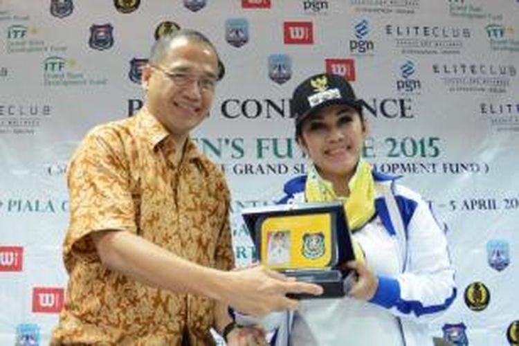  Hj. Siti Masitha Soeparno, Walikota Tegal  (kanan) saat hadir di acara konferensi pers tiga seri turnamen tenis internasional, kategori Men’s Futures bersama ketua umum PP Pelti, Wibowo Suseno Wiryawan.