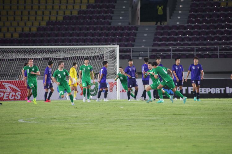 Para pemain Turkmenistan merayakan gol pertama ke gawang Taiwan dalam laga pembuka Grup K Kualifikasi Piala Asia U23 2024. Laga Taiwan vs Turkmenistan tersebut digelar di Stadion Manahan, Solo, pada Rabu (6/9/2023) malam WIB.