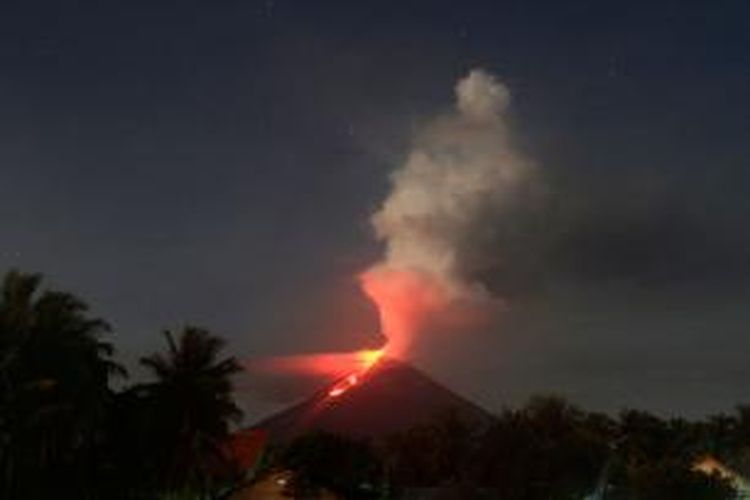 Guguran lava pijar nampak terlihat dari kawah gunung api Soputan di Sulawesi Utara.