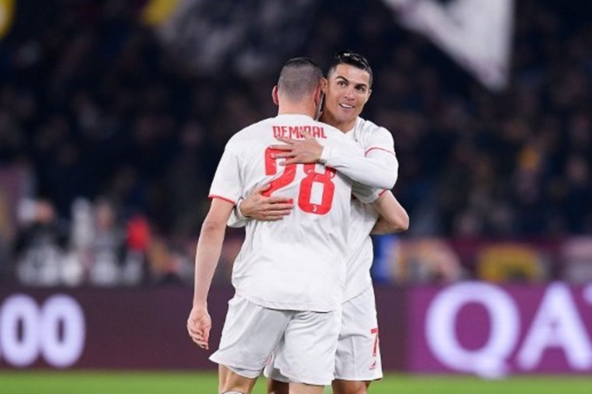 Merih Demiral dan Cristiano Ronaldo dalam laga AS Roma vs Juventus pada lanjutan kompetisi Liga Italia Serie A yang digelar di Stadion Olimpico, 12 Januari 2020.