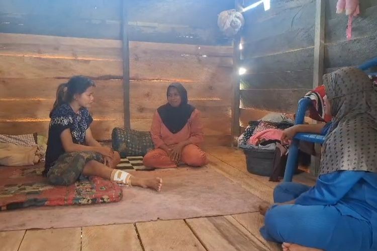 Seorang gadis remaja, asal desa Desa Komba-komba, kecamatan Kabangka, Kabupaten Muna, Sulawesi Tenggara, Wa Ode Aprilia (kiri) nyaris tewas diterkam ular piton sepanjang 7 meter, Senin (12/5/2025) lalu.