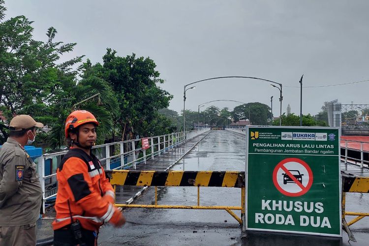 Jembatan lama di Kota Kediri, Jawa Timur, ditutup sementara akibat peningkatan debit air Sungai Brantas, Senin (17/10/2022). Jembatan peninggalan Belanda itu mulanya ditutup permanen karena faktor usia dan dibuka kembali sekitar dua minggu lalu untuk kendaraan roda dua selama masa pembangunan jembatan Bandar Ngalim. 