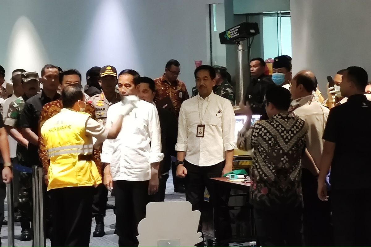 Presiden Joko Widodo meninjau proses  sterilisasi di Bandara Soekarno-Hatta, Tangerang, Banten, Jumat (13/3/2020) siang. Proses sterilisasi ini dilakukan dalam rangka mencegah penularan virus corona Covid-19. 